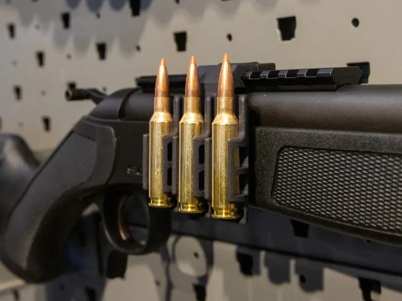 Demonstration of round access during simulated dangerous game hunting scenario